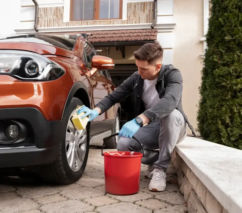 Lavage auto à domicile Teilhet : professionnel intervenant sur un véhicule